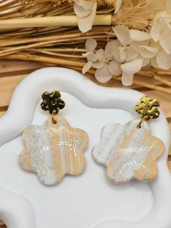 Soft striped flower earrings – White & gold – Resin polymer clay – Gold fittings – Chic romantic style – Women's gift