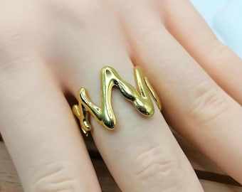 Adjustable stainless steel ring - Graphic wave ring - Arty style - Gold color - Trendy ring - Hypoallergenic jewelry