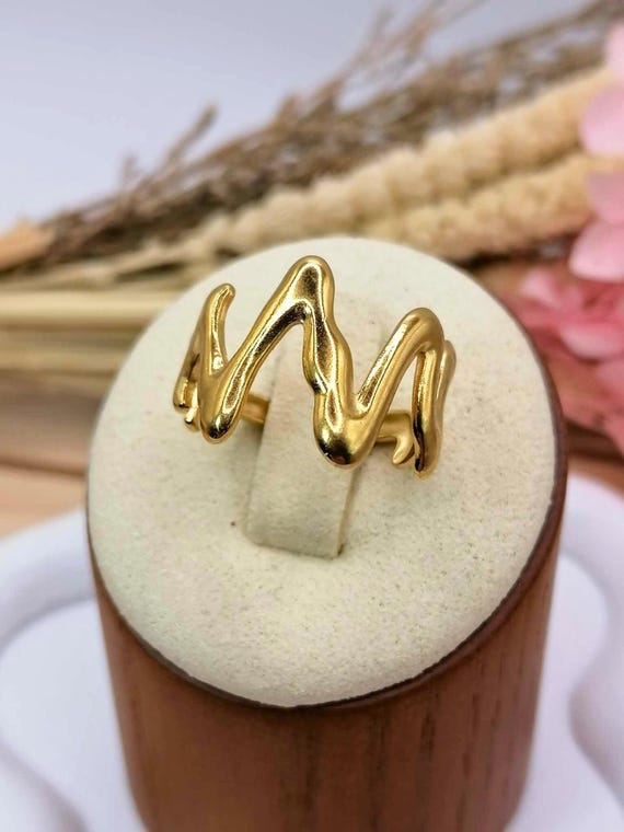 Adjustable stainless steel ring - Graphic wave ring - Arty style - Gold color - Trendy ring - Hypoallergenic jewelry