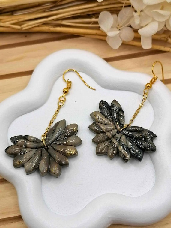 Boucles d’oreilles Forme éventail Inspiration botanique – fait main en pâte polymère de façon artisanale –Cadeau femme chic