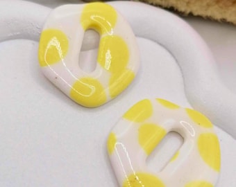 Interchangeable earrings with pastel yellow polka dot pattern – Organic shape – Pop effect – Unique handmade – Women's gift
