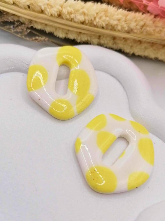 Interchangeable earrings with pastel yellow polka dot pattern – Organic shape – Pop effect – Unique handmade – Women's gift