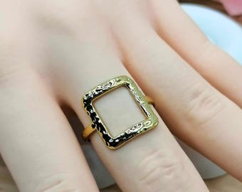 Adjustable stainless steel ring - Openwork square ring - Graphic style - gold color - trendy ring - Hypoallergenic jewelry
