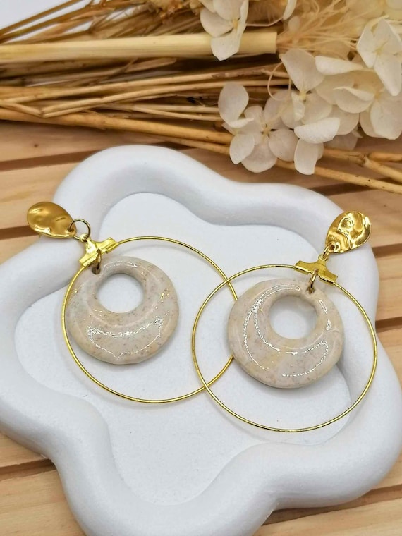 Modern pearly beige hoop earrings – UV resin – Gold rings & polymer discs – Elegant women's jewelry