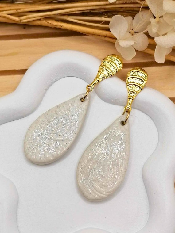Textured white marine drop earrings – Natural chic – unique handmade in polymer clay in an artisanal way – Women's gift
