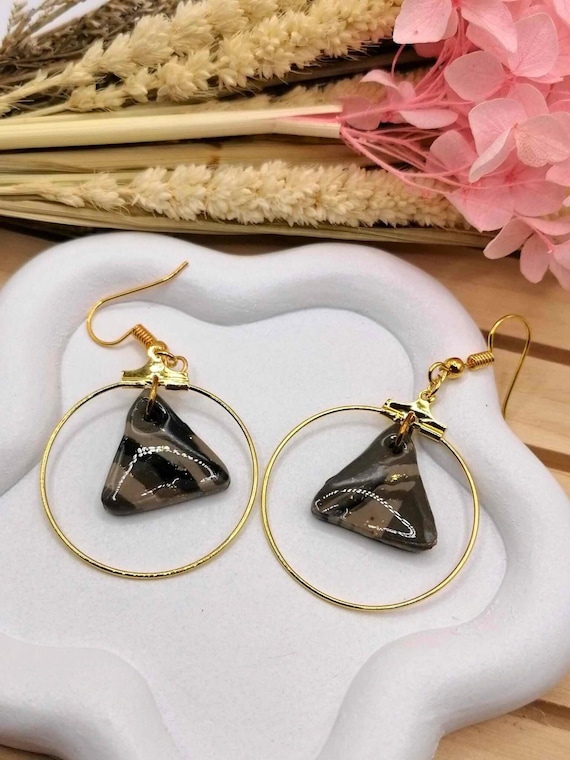 Gold Circle & Marbled Triangle Earrings – Unique Handmade in Polymer Clay in France – Chic Women’s Gift