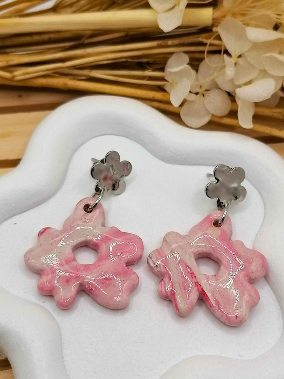 Light pink abstract earrings – Unstructured floral design – Resin finish – Trendy & original jewelry – Women's gift