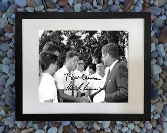 若きビル・クリントンがジョン・F・ケネディと会う 1963年、握手する