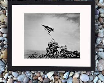 第二次世界大戦の硫黄島旗掲揚ポスター写真 – 歴史的な戦争写真 – 額入りまたは額なし
