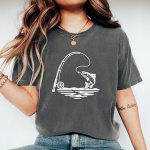 Camiseta de pesca com mosca | Camiseta de truta com design de peixe saltador e vara para pescadores, aventureiros e amantes do rio