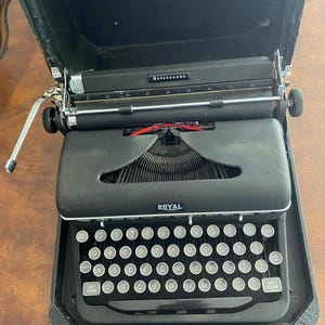 ロイヤル　アンティーク　タイプライター　aristcrat 1940年代 ロイヤル アンティーク タイプライター aristcrat 1940年代