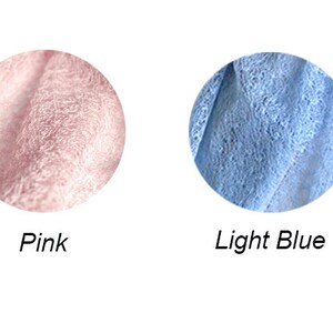 K&ouml;nnte beinhalten: Vier Stoffmuster in verschiedenen Farben: Off-White, Pink, Hellblau und Natur.