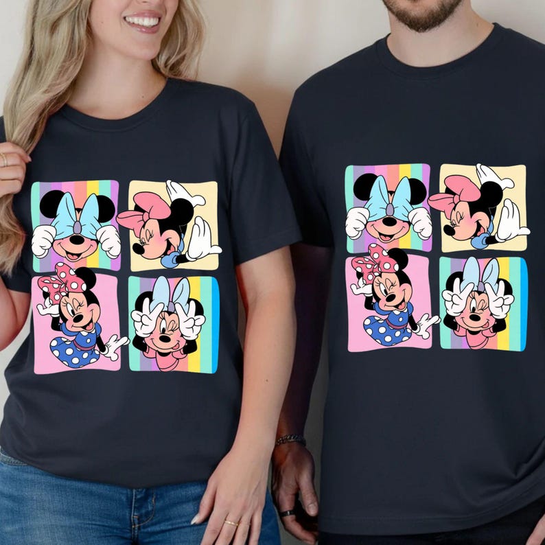 Może przedstawiać: Granatowe koszulki z kolorowym wzorem Myszki Minnie. Wz&oacute;r składa się z sześciu kwadrat&oacute;w, każdy z inną pozę Myszki Minnie. Tło każdego kwadratu ma tęczowy pasek.