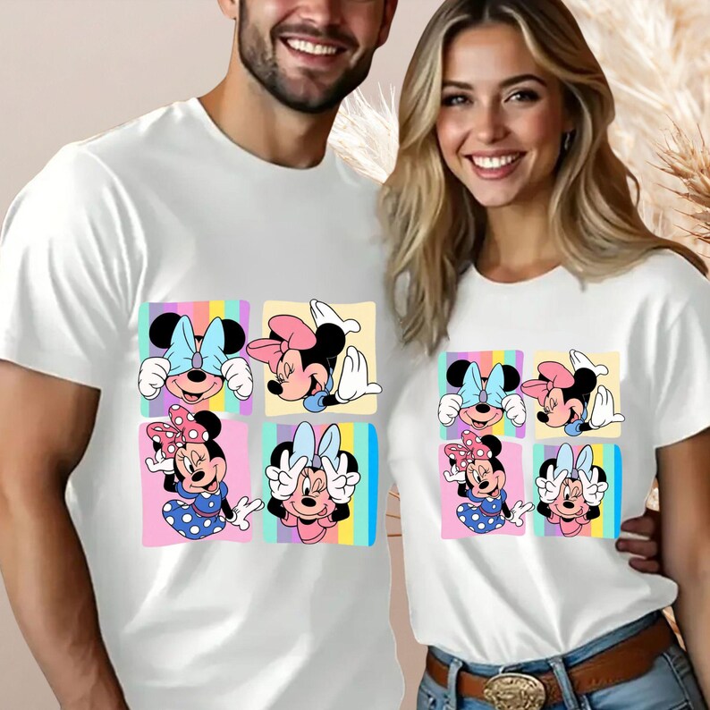 Może przedstawiać: Białe koszulki z kolorową grafiką Myszki Minnie w r&oacute;żnych pozach. Grafika zawiera Minnie z niebieską kokardą, r&oacute;żową kokardą i sukienką w kropki. Koszulki noszą dwie osoby.