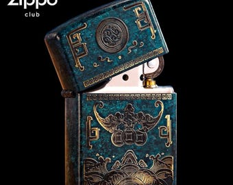 Isqueiro vintage em latão com pátina verde-azulada • Padrão oriental gravado • Isqueiro de bolso colecionável em estilo antigo