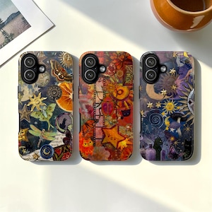 Peut inclure: Trois coques de téléphone avec des motifs uniques. Les coques présentent divers éléments célestes et inspirés de la nature, notamment des lunes, des étoiles, des papillons et des soleils. Chaque coque a une palette de couleurs différente, avec un mélange de teintes sombres et vives.