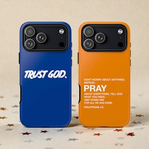 Könnte beinhalten: Zwei Handyhüllen, eine blaue und eine orangefarbene, mit inspirierendem Text. Die blaue Hülle trägt den weißen Schriftzug "TRUST GOD.". Die orangefarbene Hülle hat den Text "DON'T WORRY ABOUT ANYTHING: INSTEAD, PRAY...PHILIPPIANS 4:6."