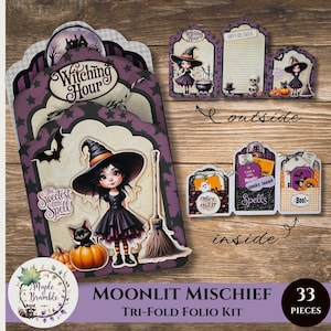 Op de afbeelding: Een Moonlit Mischief drieluik folio-set met 33 onderdelen, voorzien van een heksenfiguur, een zwarte kat, pompoenen en een bezemsteel. De set bevat decoratieve elementen met teksten zoals Witching Hour, The Sweetest Little Spell en Spells.