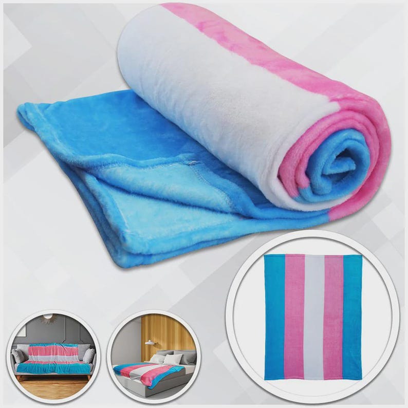 K&ouml;nnte beinhalten: Eine weiche, flauschige Decke in den Farben der Transgender-Pride-Flagge: Hellblau, Rosa und Wei&szlig;. Die Decke ist gefaltet und gerollt, wobei ein Teil entfaltet ist, um ihre Textur zu zeigen. Ein kleineres Bild zeigt das Flaggen-Design.