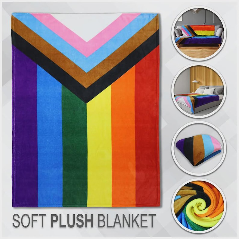 K&ouml;nnte beinhalten: Eine weiche Pl&uuml;schdecke mit Regenbogenmuster und dem Text "SOFT PLUSH BLANKET". Die Decke hat vertikale Streifen in Rot, Orange, Gelb, Gr&uuml;n, Blau und Lila, mit zus&auml;tzlichen Farben und Formen oben.