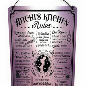 Może przedstawiać: Metalowy znak w kolorze fioletowym i czarnym z tekstem "Witches Kitchen Rules" i listą zasad dla kuchni czarownic. Zasady obejmują: Zostaw swój dramat przy drzwiach, Bądź kreatywny, Nasza kuchnia jest święta, Herbata, kawa lub napój czarownicy zawsze dostępne, Szanuj naszych zwierzęcych przyjaciół, Cierpliwość jest kluczem, Nasze nastroje poruszają się z księżycem, Nie dotykaj niczego, co wygląda na zaklęte, Trujące rośliny nie zawsze są oznaczone jako takie, Uwaga! Każdy moment jest dobrym czasem na rytuał.