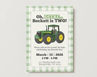 Puede incluir: Una invitación de cumpleaños con una ilustración de un tractor verde y amarillo. El texto dice "Oh, DEERE... ¡Beckett tiene DOS!" e incluye detalles del evento: 15 de marzo de 2026, 14:00 - 17:00 y una dirección.