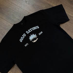 Gojo Satoru Embroidered Oversized T-Shirt – Jujutsu Kaisen Anime Tee – Unisex Otaku Streetwear – Gift for Anime Fans