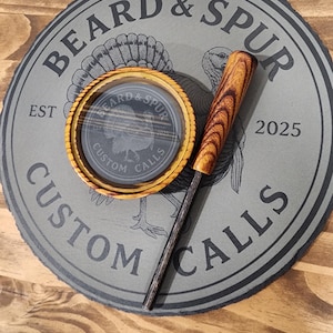 Burnt Osage Orange pot call med matchande striker