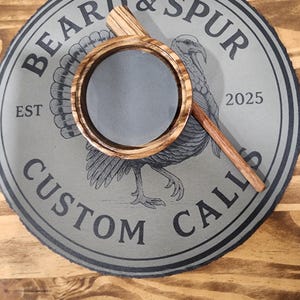 Kalkonlock i zebraträ. Glas över resonansbotten i skiffer.