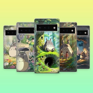 Può includere: Cinque custodie per telefono con illustrazioni del personaggio animato Totoro. Le custodie presentano scene con il personaggio in una foresta, con colori vivaci e opere d'arte dettagliate. Le custodie sono esposte su uno sfondo sfumato.