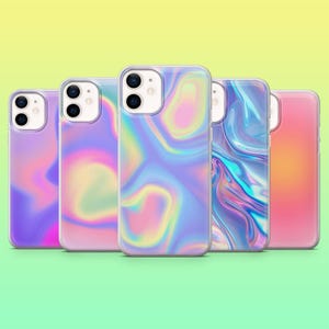 Könnte beinhalten: Fünf Handyhüllen mit schillernden Designs. Die Hüllen zeigen eine Reihe von Farben, darunter Rosa, Lila, Blau und Gelb, mit einem wirbelnden, flüssigkeitsartigen Muster. Die Hüllen sind in einer Reihe angeordnet und zeigen die Vielfalt der Designs.