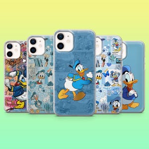 Könnte beinhalten: Fünf Handyhüllen mit Donald Duck-Designs. Die Hüllen zeigen Illustrationen von Donald Duck in verschiedenen Posen und Umgebungen. Die Farbpalette umfasst Blau, Weiß, Gelb und Rot, mit Hintergründen im Comic-Stil.
