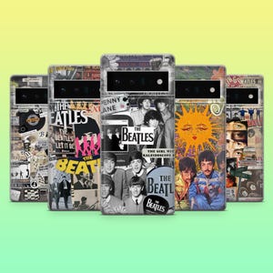 Puede incluir: Una colección de fundas para teléfonos con el tema de The Beatles. Cada funda muestra un collage único de imágenes, portadas de álbumes y texto, incluido el nombre de la banda y los títulos de las canciones. Las fundas tienen un diseño transparente con un recorte negro para la cámara.