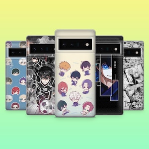 Puede incluir: Una colección de fundas para teléfonos con varios diseños de estilo anime. Las fundas presentan ilustraciones coloridas de personajes y paneles de manga. Las fundas son de diferentes colores, incluyendo azul, negro y blanco, con un fondo degradado.