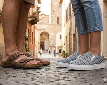 Zapatillas de lona a cuadros para mujer, zapatillas sin cordones Upward Blue Tartan, calzado clásico a cuadros en tonos pastel, zapatos casuales para caminar en azul costero.