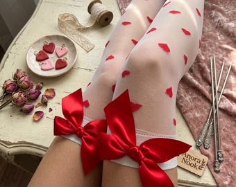Pończochy do ud w serduszka z czerwonymi satynowymi kokardkami | Romantyczne białe podkolanówki Coquette | Wyroby pończosznicze Lolita & Cottage