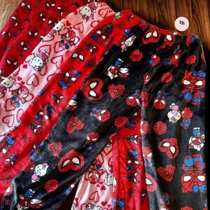 Pijamas suaves de Hello Kitty x Spiderman, pijamas a juego para pareja, pantalones de lana kawaii Y2K para mujer, ropa de casa acogedora con dibujos animados