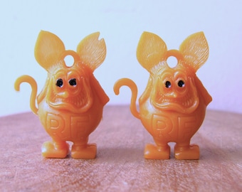 2 Rat Fink Toy Charms Orange Ring Hole Plastic Prizes Token Miniature Figure Cracker Jack Gum Ball Collectible Roth Key Chain Pocket Pal Art