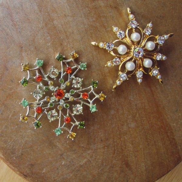 2 broszki z płatkami śniegu, świąteczne, zimowe, świąteczne, błyszczące kryształki, perły, złoto, srebro, sztuka vintage, niech pada śnieg, prezent dla niej, pończocha