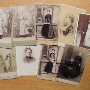 9 fotografias mulheres senhoras irmãs meninas fotos fotos retrato vintage antigo gabinete cartão diploma flores botões arco pérolas em pé
