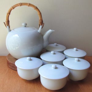 Bule chinês com 6 xícaras e tampas, em porcelana branca com alça de bambu. Conjunto original de Chinatown, Nova York, anos 60. Ideal para cozinha, chá, café da manhã e refeições. Estilo vintage e impecável.