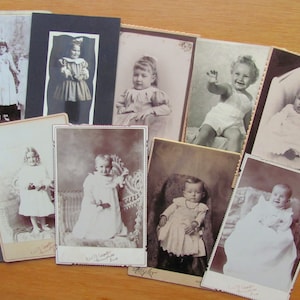 12 foto's Foto's Meisjes Baby's Antieke Foto's Kindportret Kast Kaart Baby Vintage Cowboyhoed Ketting Jurk Staande Lachend Kunst
