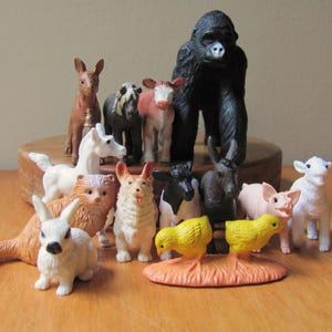 13 Fattoria Corgi Gatto Scimmia Gorilla Safari Terra Mini Animali Arca di Noè Giocattolo Figura Silverback Agnello Mucca Maiale Cavallo Capra Coniglio Pulcini Asino Zoo Torta