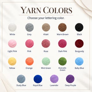 Puede incluir: Una carta de colores titulada YARN COLORS y Choose your lettering color, que muestra veinte muestras de hilo circulares en blanco, gris, caqui, marr&oacute;n c&aacute;lido, negro, rosa claro, rosa, rosa intenso, burdeos, amarillo, naranja, verde menta, verde aguacate, azul beb&eacute;, azul polvoriento, azul real, lavanda y morado intenso.