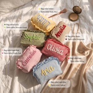 Puede incluir: Seis estuches rectangulares con cremallera, bordes con volantes y patrones de cuadros vichy en amarillo, verde, caqui, rojo, rosa claro y azul claro. Cada estuche tiene nombres bordados: Lilith, Sophie, Amelia, Olivia, Camelia y Aria.