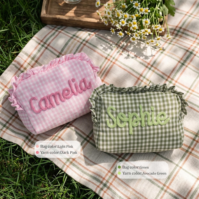 Puede incluir: Dos estuches rectangulares con cremallera, bordes con volantes y estampado de cuadros vichy. Uno es de color rosa claro con el texto bordado en rosa oscuro Camelia, y el otro es verde con el texto bordado en verde aguacate Sophie.
