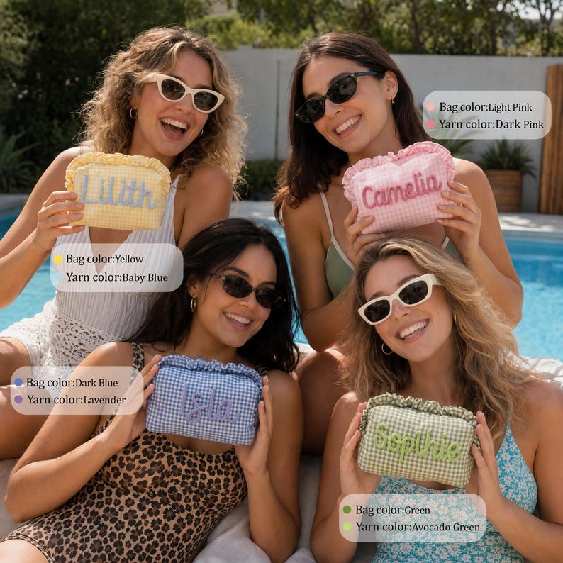 Puede incluir: Cuatro estuches rectangulares con cremallera, bordes con volantes y patrones de cuadros vichy. Los estuches presentan nombres bordados: Lilith en azul beb&eacute; sobre amarillo, Camelia en rosa oscuro sobre rosa claro, Isla en lavanda sobre azul oscuro y Sophie en verde aguacate sobre verde.