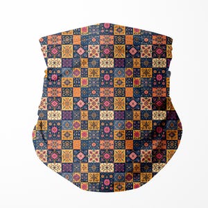 Könnte beinhalten: Ein gemusterter Halstuch mit einem sich wiederholenden quadratischen Design. Die Quadrate weisen florale und geometrische Muster in Marineblau, Orange, Gelb und Lila auf. Das Halstuch besteht aus einem weichen, flexiblen Material.