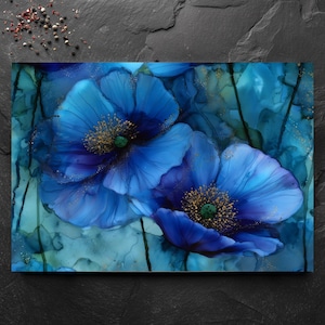 Könnte beinhalten: Ein lebendiges Kunstwerk mit drei großen blauen Mohnblumen mit goldenen Zentren und grünen Akzenten. Die Blütenblätter zeigen einen Farbverlauf von Blautönen mit Aquarell-Effekt. Der Hintergrund ist eine Mischung aus Türkis- und Blautönen mit Goldflocken.