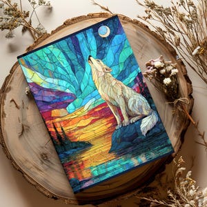 Peut inclure: Une tasse en céramique blanche avec une anse noire et le texte "But First, Coffee" dans un style manuscrit. La tasse est posée sur une surface blanche. La tasse mesure 10 cm de haut.